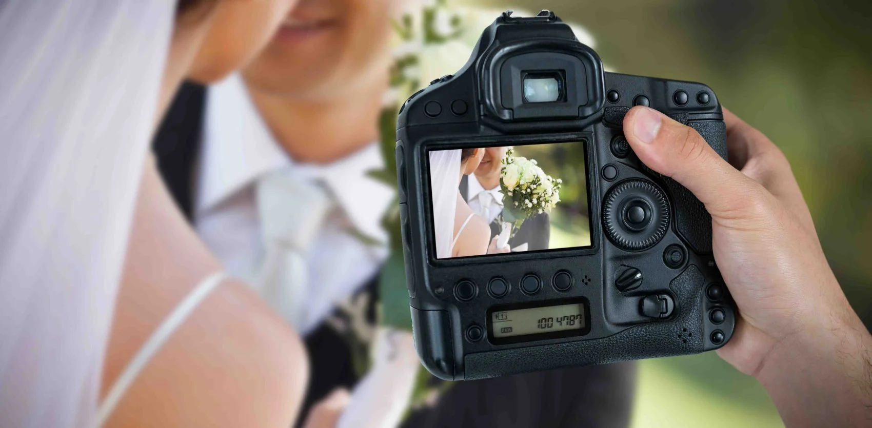 Zusammengesetztes Bild der ausgeschnittenen Hand eines Fotografen mit Kamera