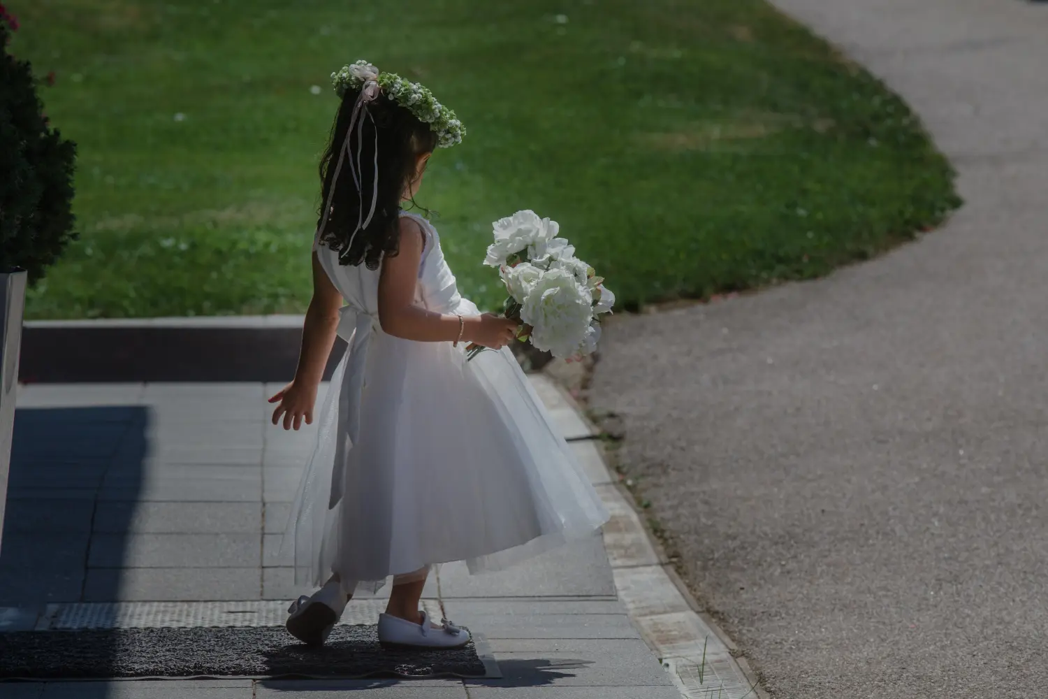 Blumen in den Händen eines kleinen Kindes von der Rittergut Grafenried Standort GmbH