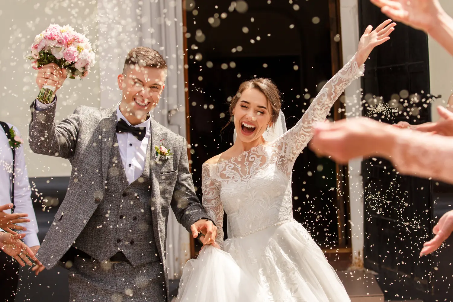 Fröhliche Hochzeitsfotografie von Braut und Bräutigam bei der Hochzeitszeremonie